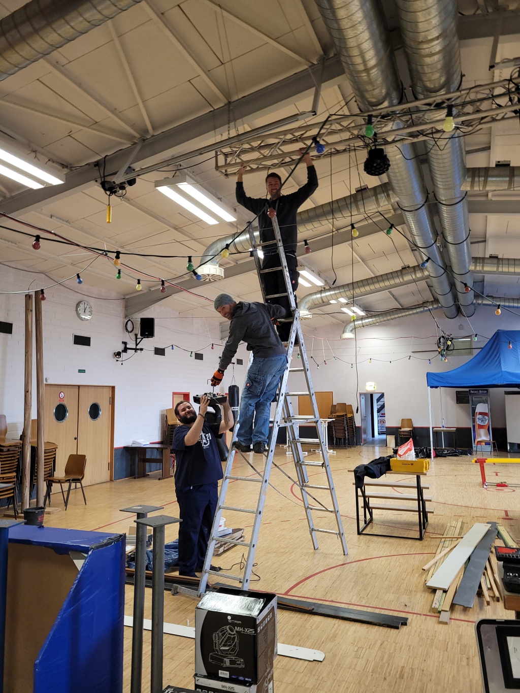 Demontage Lichttechnik Radsporthalle